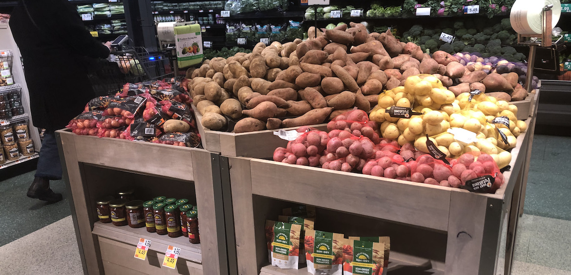  This potato display makes great use of contrasting colors.