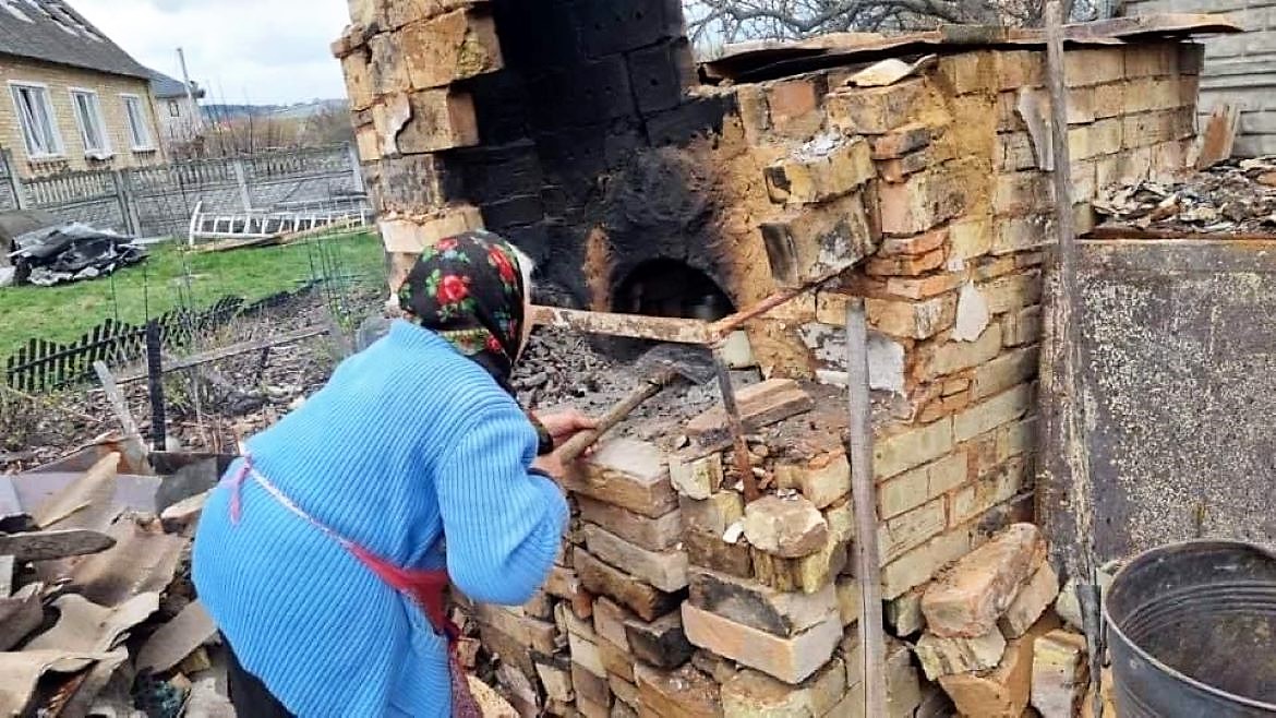  Ukrainian woman bakes bread for Easter in what's left of the home oven