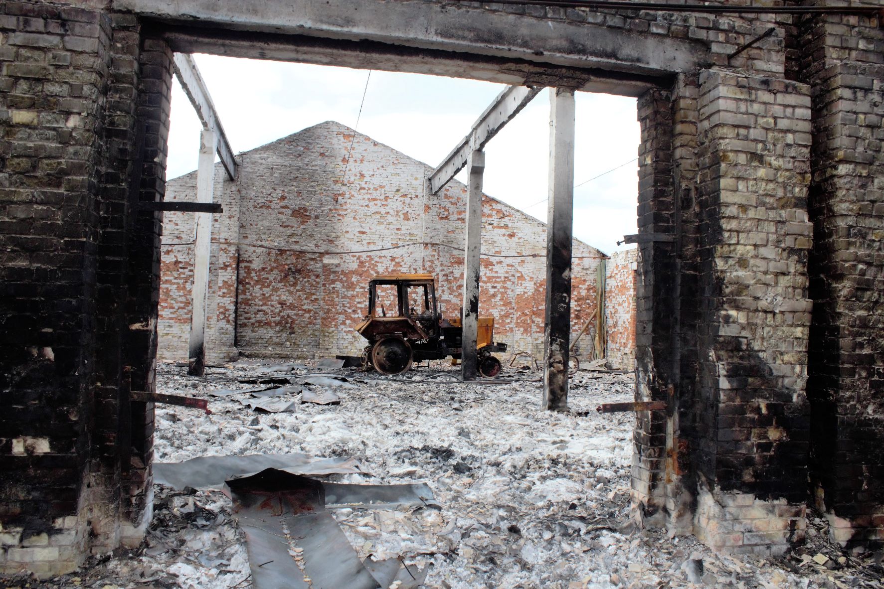  Tractors, barns and silos have seen serious damage in areas with fighting