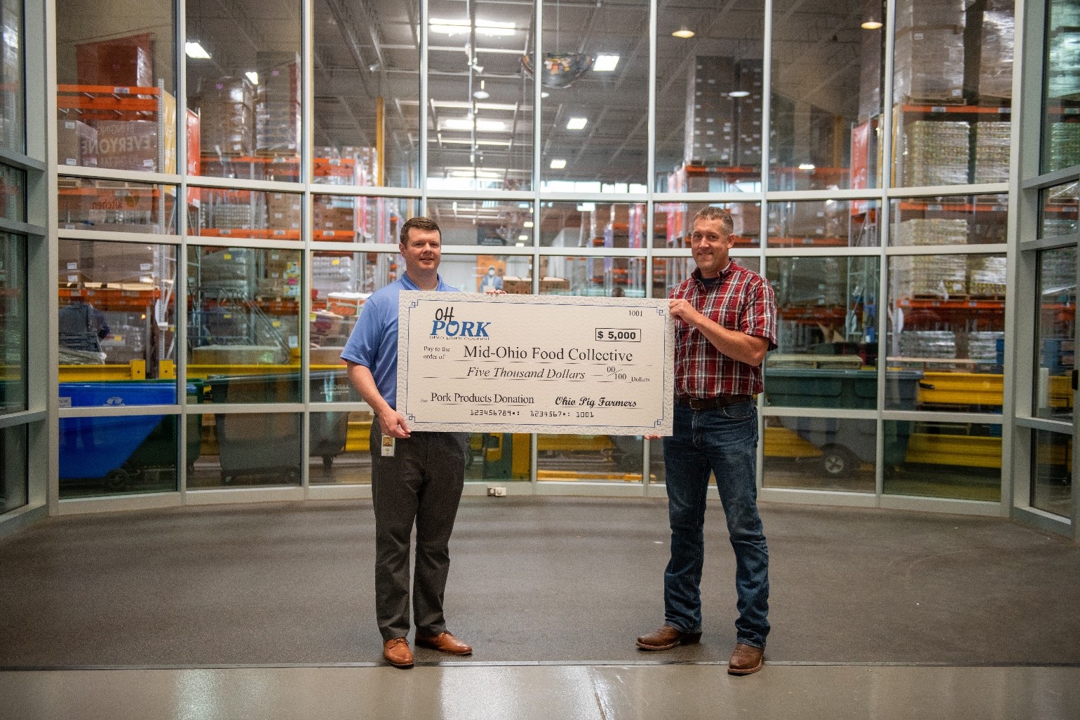  Ohio Pork Council President, Nick Seger (right), a producer from Minster, Ohio, presented a check to Craig Truax, director of corporate partnerships for the Mid-Ohio Food Collective for $5,000. The organization will use the funds to purchase pork that it will serve to those in need through its Mid-Ohio kitchen in Columbus.