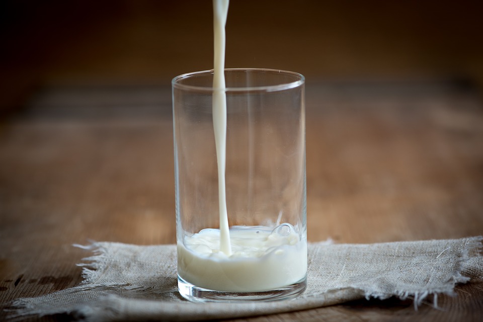 Is Milk Hydrating? When to Hydrate With Milk, Water, or Non-Dairy Milk