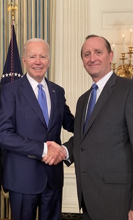 President Biden with U.S. Apple's Jim Bair