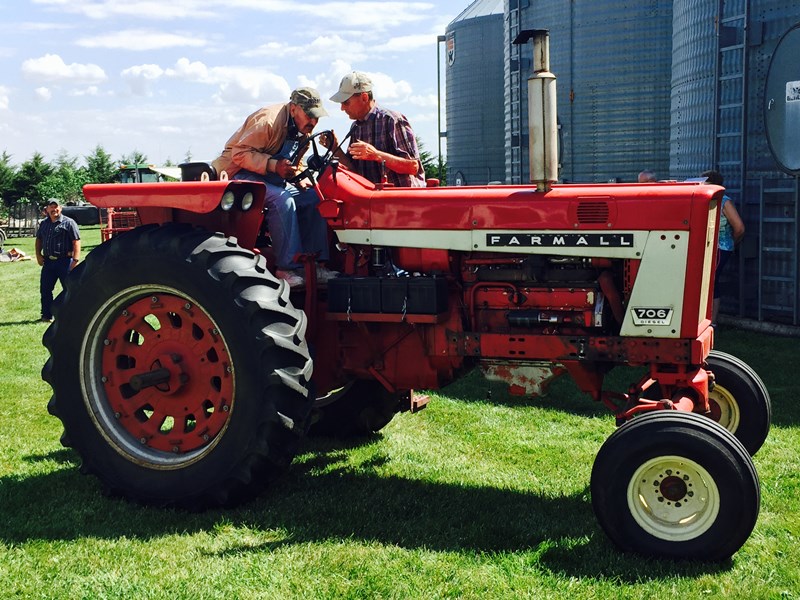 record-price-on-ihc-706-tractor-today-on-nebraska-auction-agweb