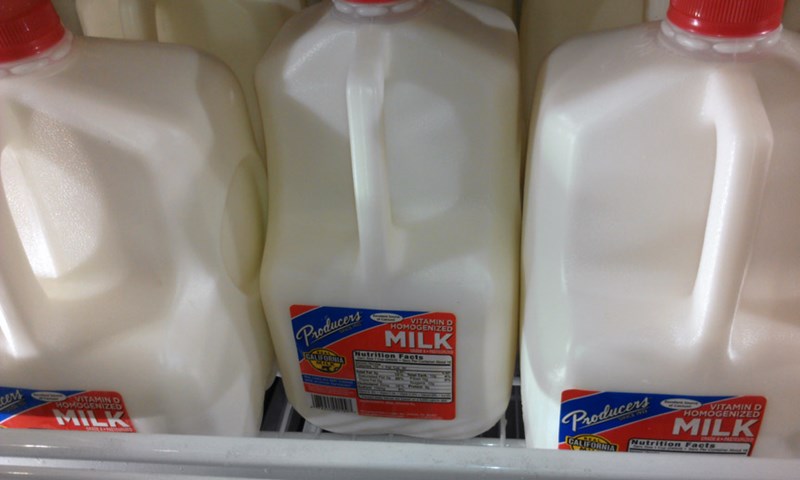 Milk_at_retail_-_cropped