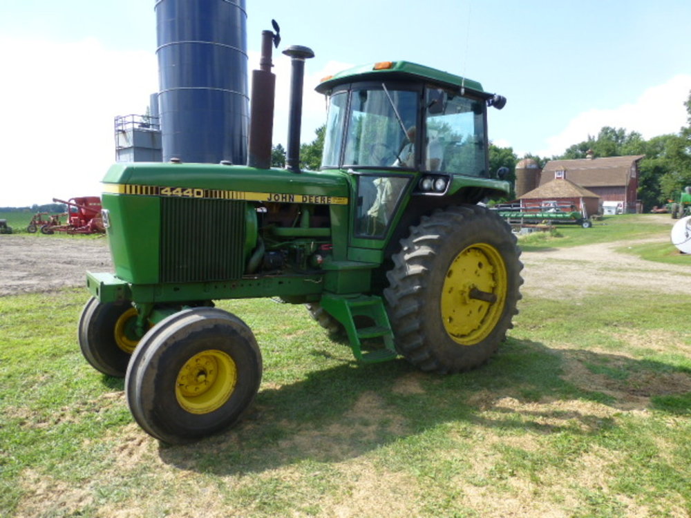 John Deere 4040 and 4440 Tractors Sold High on MN Auctions Today | AgWeb