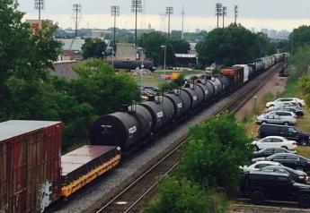 train_with_oil_cars_in_minnesota_august_2014