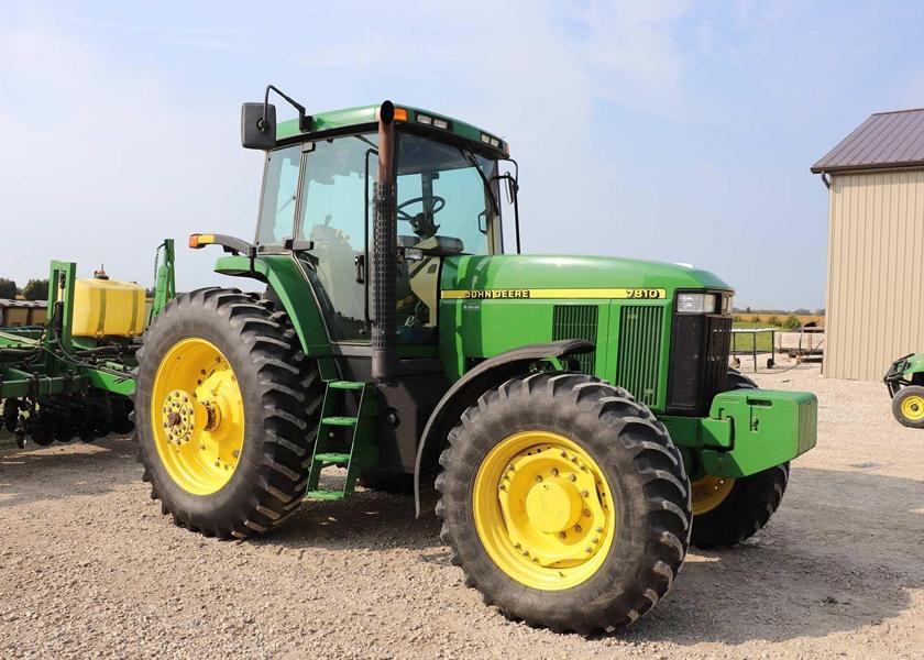 This 2001 John Deere 7810 with 1,747 hours sold for a record price of $137,600 (U.S.) on Ontario farm auction March 13, 2021.