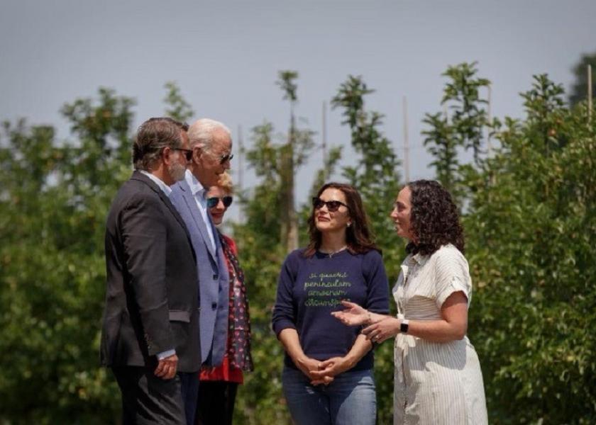  President Biden, Sens. Peters and Stabenow and Gov. Whitmer discuss challenges facing growers with USApple member Julliette King McAvoy of King Orchards in Central Lake, Mich.