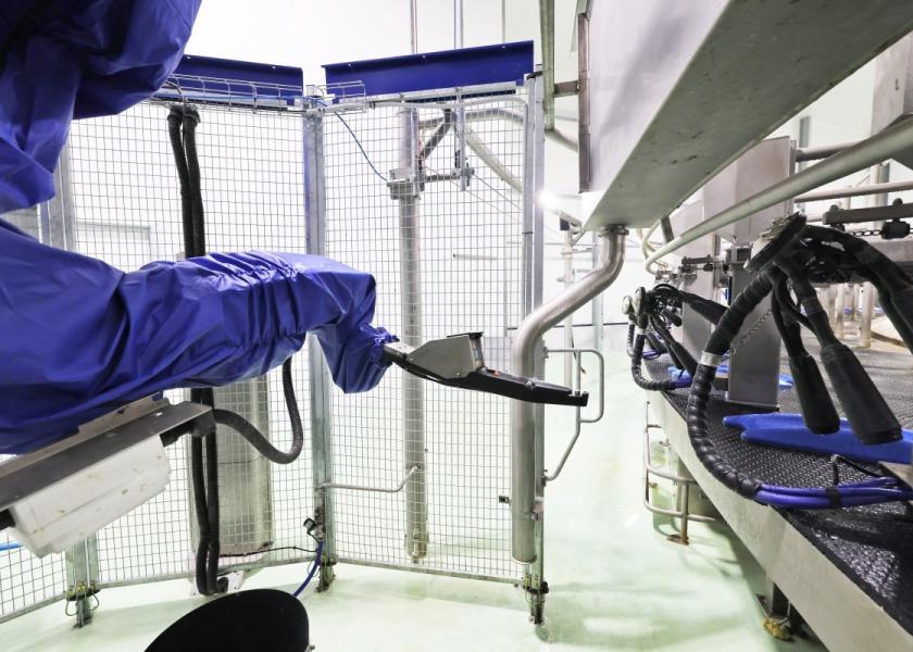 Featuring some of the same features as the original TSR, the TSR2 also offers a new, gantry-mounted design to maintain a cleaner and drier robot; up to 20% faster application than the first model spraying cows every 6 seconds or 600 cows per hour. 